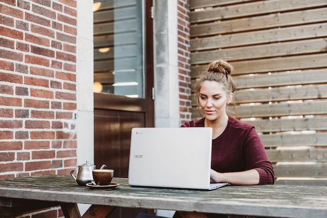 Lady working on her laptop at a cafe